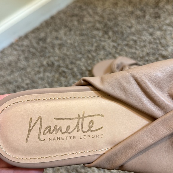 Woman’s 8.5 flats - Picture 2 of 3